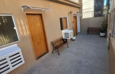 Vista alegre, kitnet com 20m, cozinha e banheiro. toda reformada reformado