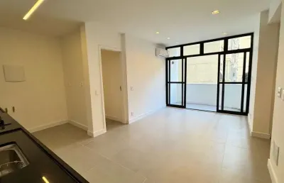 Copacabana com 2 quartos, sendo 1 suíte. varanda e todo reformado.