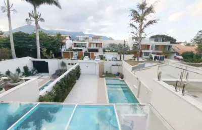 Rio mar, casa com piscina e área gourmet. espetacular com 3 vagas. entrar morar.