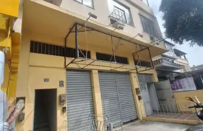 Amplo terreno com 1 loja, 3 salas comerciais com terraço, 1 casa com 2 quartos.