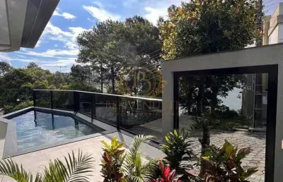 Vista mar definitiva 220m² com piscina 3 suítes 4 vagas em porto belo - sc