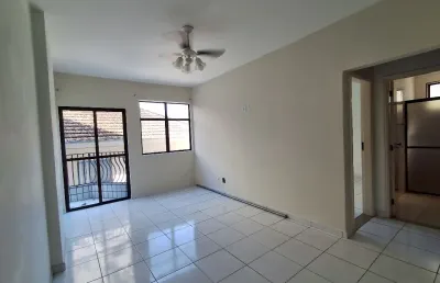 Espaçoso apartamento com 1 dormitório apenas 300 metros do mar