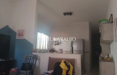 Casa com 3 dormitórios sendo uma suíte com closet, portão automático.