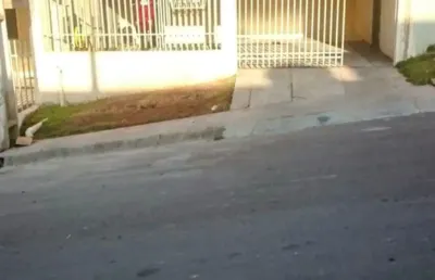 Excelente casa 120 m2 em campo largo,  com 2 quartos, sala, cozinha, banheiro, quintal nos fundos e garagem para 2 carros.
