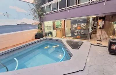Sobrado com  piscina, 3 quartos, 1 suíte, 3 vagas , 180m²
