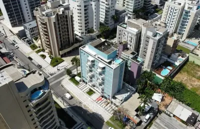 Cobertura duplex com piscina e vista para o mar em caiobá.