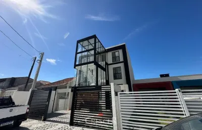 Apartamento reformado com 02 quartos, uma quadra do mar.