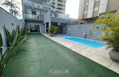 Sobrado triplex com 05 quartos para venda no centro!