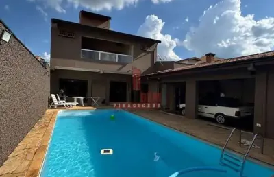 Sobrado com 4 dorms, 3 suítes, piscina e área goutmet.