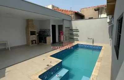 Casa térrea, com 3 dorms, sendo uma suíte. acabamento diferenciado.