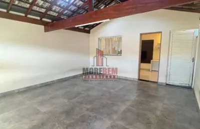 Casa 2 dorms, com garagem coberta e área gourmet. ótima localização.