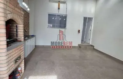 Ótima casa com 3 dorms, suite, armários e ar condicionado.