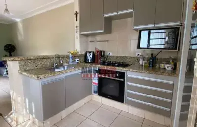 Casa espaçosa com amplo quintal em condomínio fechado