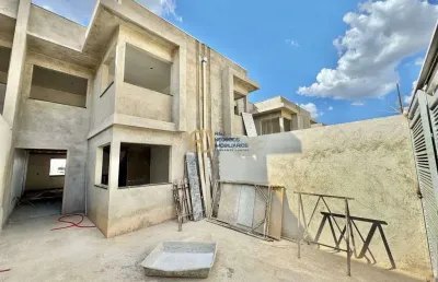 Casa geminada à venda - 3 quartos sendo 1 suíte - 2 vagas - 160m² - santa amélia
