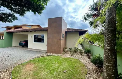 Casa plana -  averbada - rua sem saída - 4 dormitórios,   glória - joinville - sc>  está em uma  localização alta,  rua sem saída,