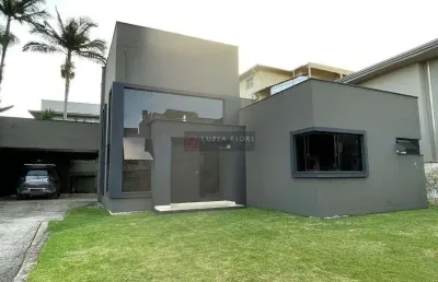 Sobrado à venda no bairro boa vista - joinville - sc. 214 m² construídos e averbados, terreno com 655 m². suíte com closet, 02 dormitórios, 03 banheir