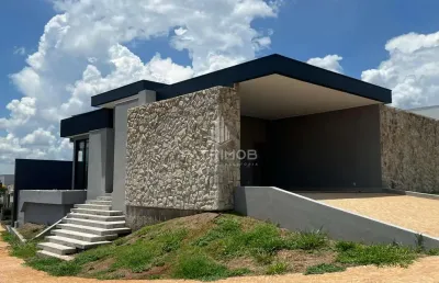 Casa térrea 229m² c/ 3 suítes, escritório e piscina - condomínio alto do castelo.