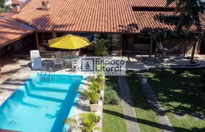 Casa com 4 dormitórios, sendo 2 suítes, piscina a uma quadra do mar na praia das palmeiras - caragu