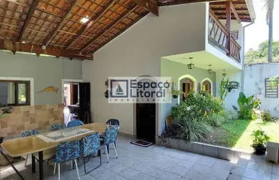 Lindo sobrado para locação na região central, com 03 suítes, jardim e garagem para 03 autos, caragu