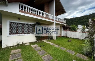 Belíssimo sobrado à venda a apenas 100 metros da praia da tabatinga, caraguatatuba, sp
