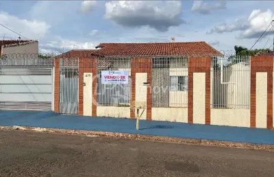 Impecável casa à venda na vila taquarussu, campo grande-ms: 3 quartos, 1 suíte, 3 salas, 2 banheiros, 15 vagas, 190m².