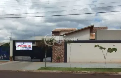 Casa à venda em campo grande-ms, bairro panorama: 2 quartos, 1 suíte, 3 salas, 2 banheiros, 4 vagas de garagem, 266m².