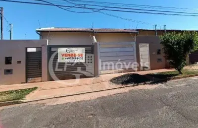 Imperdível casa à venda em campo grande-ms, vila palmira: 3 quartos, 1 suíte, 2 salas, 2 banheiros, 2 vagas, 107m²!