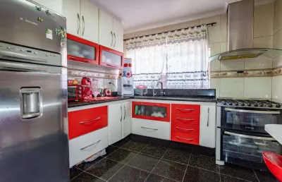 Excelente sobrado com 4 vagas de garagens, 3 quato amplos com 1 suíte, quinta e churrasqueira!