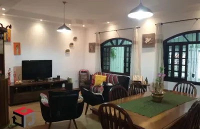 Sobrado com 4 dormitórios, sendo 1 suite master no bairro jordanópolis