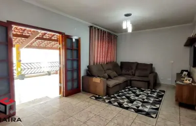 Sobrado residencial e comercial, tem um salão de festas de 125 m².