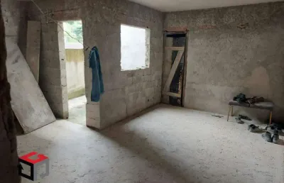 Cobertura com 2 quartos, 2 banheiros, área gourmet e garagem.