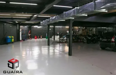 Galpão com 2.385m², com 6 banheiros e 4 vagas de garagem.