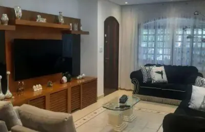Sobrado de 3 dormitórios, 1 suíte, área gourmet e 2 vagas.