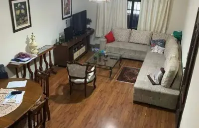 Sobrado com 3 quartos, sendo 1 suíte, 2 vagas de garagem e amplo quintal.