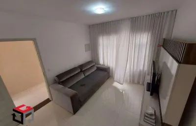 Sobrado totalmente reformado, com 3 quartos, sendo 1 suíte.