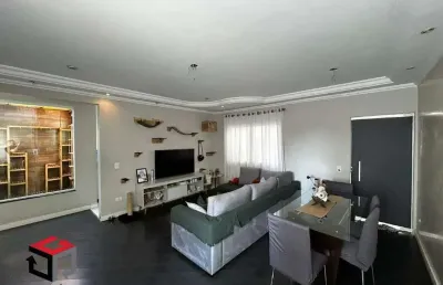Casa 2 quartos sendo 1 suíte com closet, 2 banheiros, 3 vagas, edícula nos fundos.