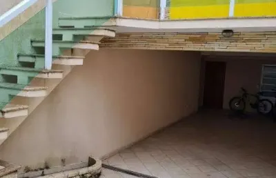 Sobrado á venda com 3 pavimentos, 3 quartos com 3 suítes, 6 banheiros, 3 vagas, área gourmet com lavabo, churrasqueira, cozinha planejada.