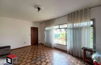 Casa térrea mooca de 160 m², 3 quartos e 1 suíte, cozinha, sala, lavanderia, quintal, salão de festas, próximo a comércio, mercados e restaurantes.