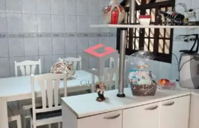 Lindo sobrado com salão de festas com churrasqueira e vagas cobertas e paralelas!