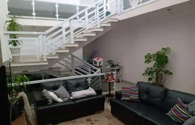 Sobrado com 220 m² localizado no bairro guapituba em mauá/sp.