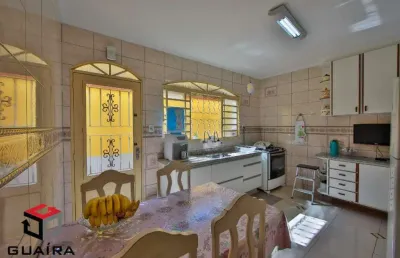 Sobrado lindo com muito sol, entrada lateral, 3 quartos e 2 vagas