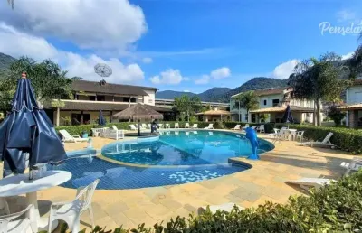 Casa em condomínio fechado com 3 dormitórios, suíte e lazer completo.