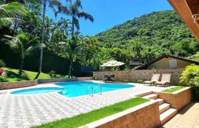 Casa em condomínio fechado com 3 dormitórios, suíte, piscina e área gourmet.