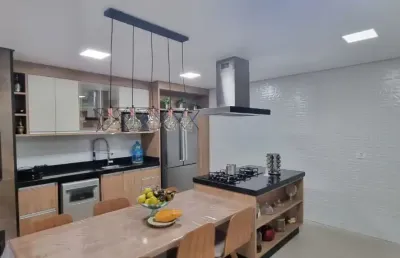 Casa com fino acabamento, fica há 05 minutos do centro de suzano