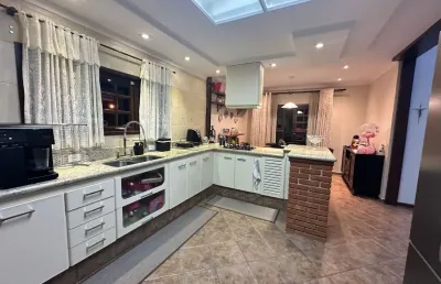 Casa em condomínio, com fino acabamento, segurança e lazer garantidos