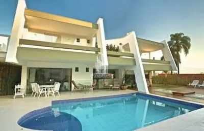 Alto de pinheiros - casa sobrado de 471m² com 4 dormitórios sendo 2 suítes e 6 vagas de garagem.