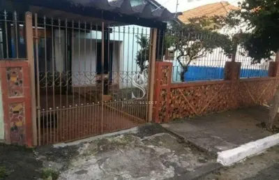 Casa residencial de 300m² possuindo 4 dormitórios ,  3 banheiros e 1 vaga á venda na região da saúde