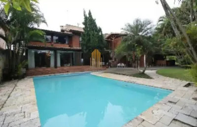 Casa assobradada com 1000m². 04 dormes, 05 banheiros e 08 vagas. no bairro -  interlagos. são paulo.
