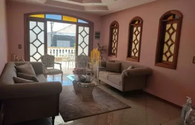 Casa sobrado de 165m² com 4 dormitórios, 4 vagas, 2 suítes, duas salas, 1 varanda, em jd britânica.