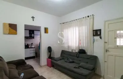 Casa residencial de 200m² possui 4 dormitórios, 3 banheiros e 2 vagas,à venda na região do jabaquara